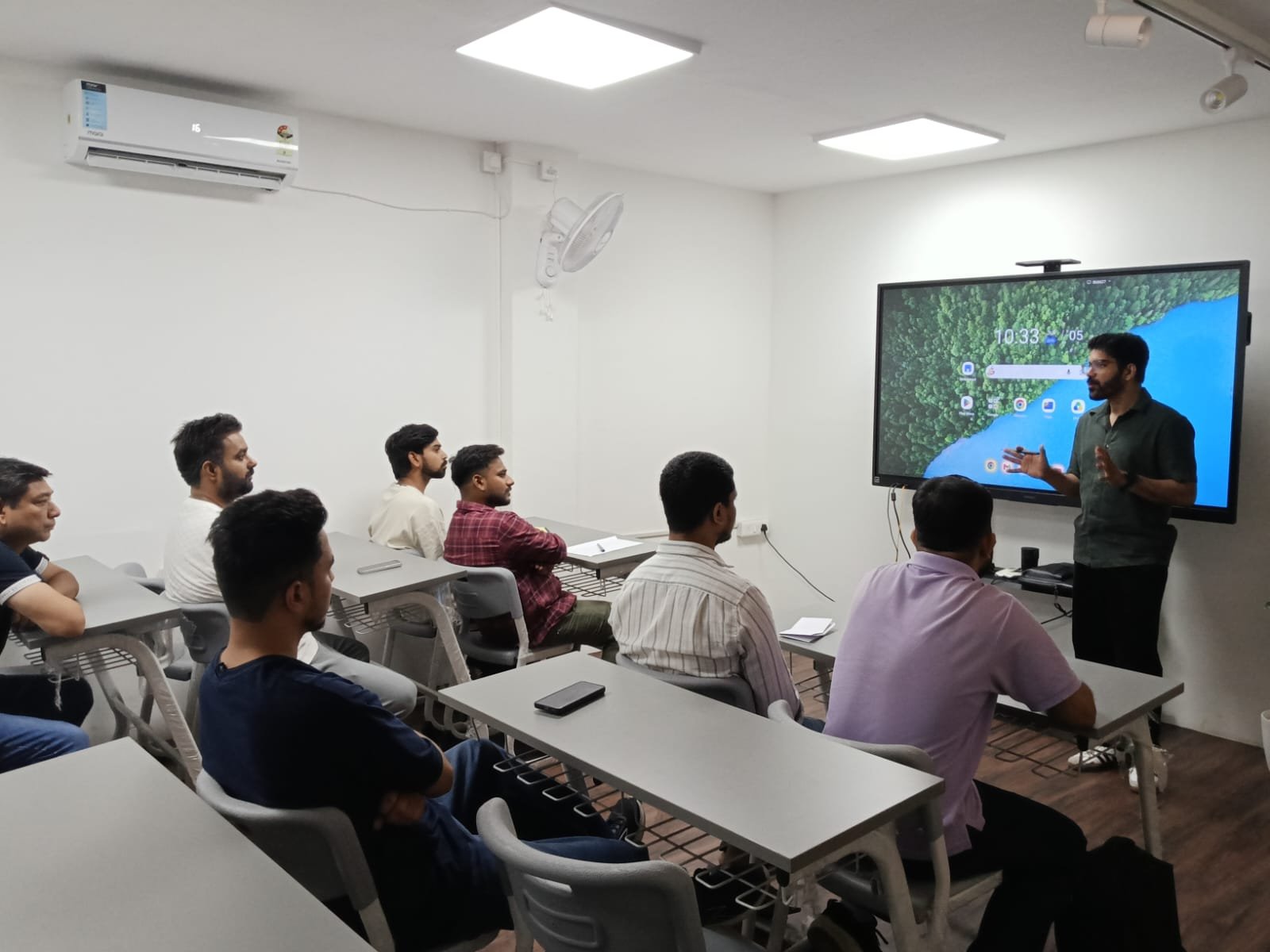 Students attending Wise Stock Research offline batch